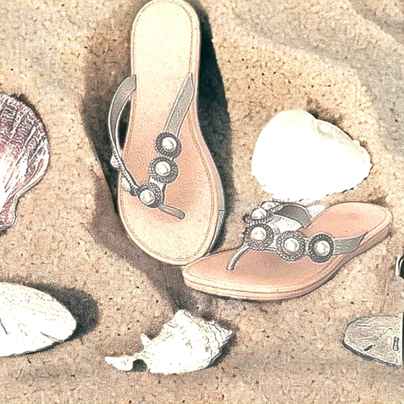 💙 Beaded Embellished Flip Flops So Adorable!! - Picture 4 of 5